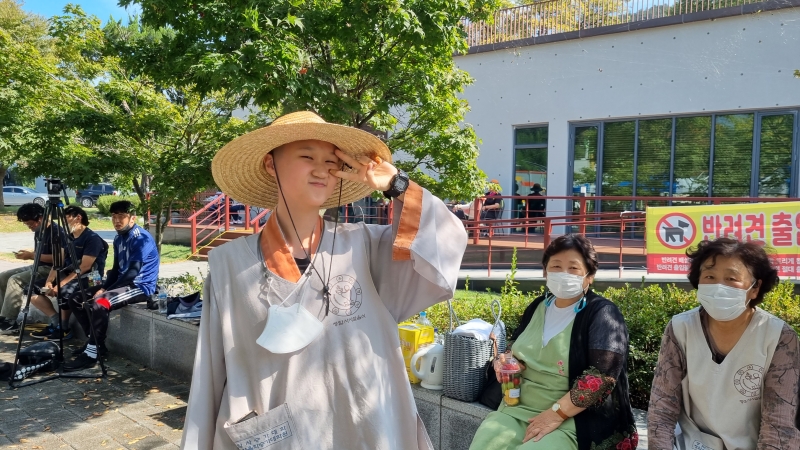 청암사승가대학 학인스님들이 함께 한 숙영지의 태극권 시연모습 및 대중공양 모습 (2).jpeg